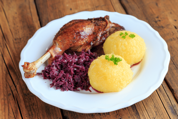 Gänsekeule mit Rotkohl und Kartoffelklößen